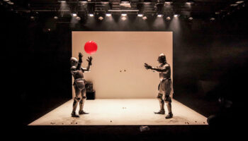 Avec « Les héros ne dorment jamais », Edith Proust signe sa première mise en scène à la Comédie-Française - Critique sortie Théâtre 75010 Paris Théâtre du Petit Saint-Martin (Comédie-Française hors-les-murs)
