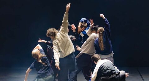 Dans le cerveau d’Hofesh, une transe physique où le mouvement devient un état de conscience - Critique sortie Danse Paris Les Abbesses / Théâtre de la Ville