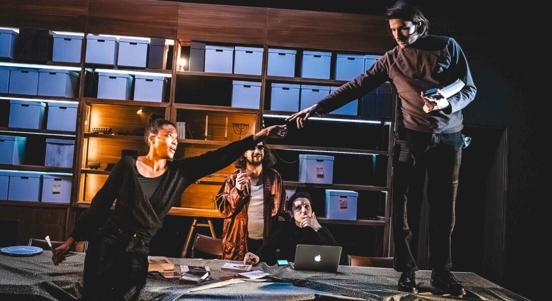 Margaux Eskenazi et sa compagnie Nova présentent « Kaddish, La femme chauve en peignoir rouge » d&rsquo;après l&rsquo;œuvre d&rsquo;Imre Kertész : un beau chemin d&rsquo;exploration - Critique sortie Théâtre Villeurbanne Théâtre National Populaire