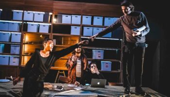 Margaux Eskenazi et sa compagnie Nova présentent « Kaddish, La femme chauve en peignoir rouge » d&rsquo;après l&rsquo;œuvre d&rsquo;Imre Kertész : un beau chemin d&rsquo;exploration - Critique sortie Théâtre Villeurbanne Théâtre National Populaire