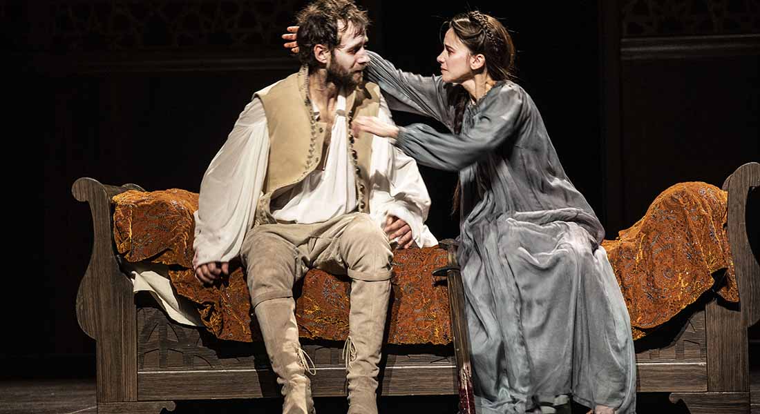 Dans une mise en scène tout en intelligence de Denis Podalydès, la troupe de la Comédie-Française fait renaître la grandeur du Cid - Critique sortie Théâtre Paris Théâtre de la Porte Saint-Martin