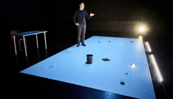 Sylvain Maurice crée « Le Projet Barthes » avec le comédien Vincent Dissez : un moment de théâtre rare, profondément nourrissant - Critique sortie Théâtre Bagnolet Théâtre L'Echangeur