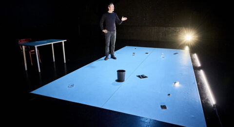 Sylvain Maurice crée « Le Projet Barthes » avec le comédien Vincent Dissez : un moment de théâtre rare, profondément nourrissant - Critique sortie Théâtre Bagnolet Théâtre L'Echangeur