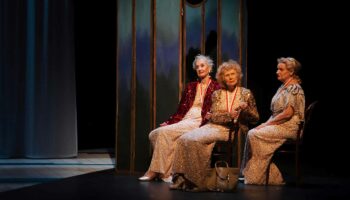 Lisa Wurmser met en scène « Nage libre », une poignante et lumineuse cérémonie autour de trois ex-championnes - Critique sortie Théâtre Paris Studio Hébertot