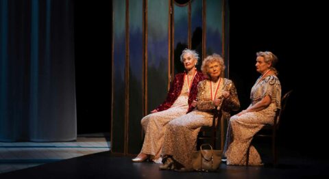 Lisa Wurmser met en scène « Nage libre », une poignante et lumineuse cérémonie autour de trois ex-championnes - Critique sortie Théâtre Paris Studio Hébertot