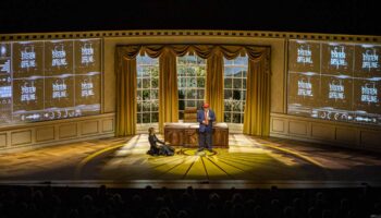 « Ubu Roi » : Daniel Benoin crée une comédie macabre et absurde qui évite l’écueil de la caricature avec les excellents André Marcon et Mélanie Page - Critique sortie Théâtre Antibes Anthéa - Théâtre d'Antibes