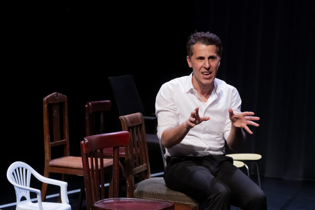 Jean-Louis Martinelli porte à la scène « Un homme sans titre » d&rsquo;après Xavier Le Clerc, une quête bouleversante avec le talentueux Mounir Margoum - Critique sortie Théâtre 75 004 Paris Théâtre de la Ville-Sarah Bernhardt