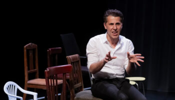 Jean-Louis Martinelli porte à la scène « Un homme sans titre » d&rsquo;après Xavier Le Clerc, une quête bouleversante avec le talentueux Mounir Margoum - Critique sortie Théâtre 75 004 Paris Théâtre de la Ville-Sarah Bernhardt