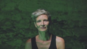 Vanessa Larré mène une enquête dans « Sublime(s) » et retrace les parcours de vie bouleversants de deux femmes - Critique sortie Théâtre Lyon Les Célestins – Théâtre de Lyon