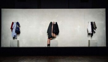 « Singspiele » de Maguy Marin : le masque et le vertige - Critique sortie Danse Paris Chaillot Théâtre national de la Danse / CND