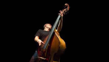 Le contrebassiste surdoué Avishai Cohen s’impose comme l’un des chefs de file du jazz contemporain - Critique sortie Jazz / Musiques Poissy Théâtre de Poissy