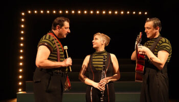 « Le Parfait Manuel » , de Mariana Lézin et Paul Tilmont,  propose une délicieuse satire politique sur la fabrication du dictateur et le vacillement de la démocratie - Critique sortie Théâtre Paris Théâtre de Belleville