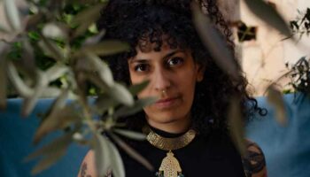 « Tout ce à quoi je dois m&rsquo;attendre » : Nelly Slim, seule en scène, tisse une œuvre poétique sur l’exil et le désir d’appartenance - Critique sortie Théâtre 75003 Paris Maif Social Club