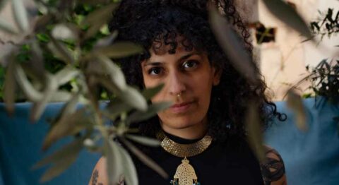 « Tout ce à quoi je dois m&rsquo;attendre » : Nelly Slim, seule en scène, tisse une œuvre poétique sur l’exil et le désir d’appartenance - Critique sortie Théâtre 75003 Paris Maif Social Club