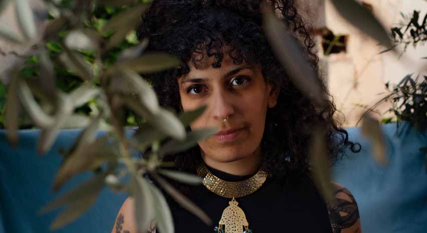 « Tout ce à quoi je dois m&rsquo;attendre » : Nelly Slim, seule en scène, tisse une œuvre poétique sur l’exil et le désir d’appartenance - Critique sortie Théâtre 75003 Paris Maif Social Club