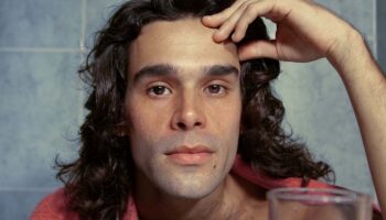 Zé Ibarra puise dans des influences éclectiques pour bâtir un univers musical riche et intime - Critique sortie Jazz / Musiques Paris Le New Morning