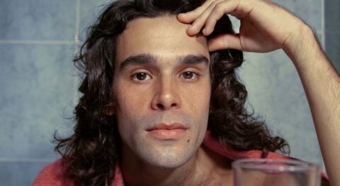 Zé Ibarra puise dans des influences éclectiques pour bâtir un univers musical riche et intime - Critique sortie Jazz / Musiques Paris Le New Morning