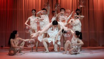 Onze jeunes danseurs et danseuses du Ballet Preljocaj Junior s’emparent de « Near Life Experience » - Critique sortie Danse Créteil Mac Créteil Maison des Arts