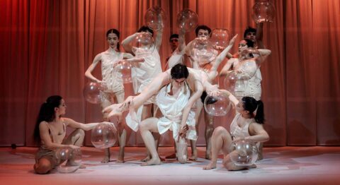 Onze jeunes danseurs et danseuses du Ballet Preljocaj Junior s’emparent de « Near Life Experience » - Critique sortie Danse Créteil Mac Créteil Maison des Arts