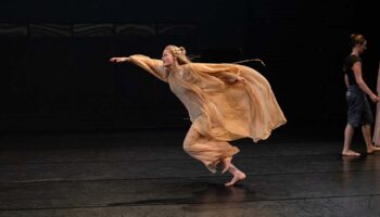 « Cinq jours au soleil » ou comment Emanuel Gat entre en dialogue avec les cinq mouvements de la Cinquième Symphonie de Mahler - Critique sortie Danse Montpellier Opéra Berlioz - Corum