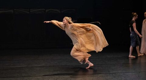 « Cinq jours au soleil » ou comment Emanuel Gat entre en dialogue avec les cinq mouvements de la Cinquième Symphonie de Mahler - Critique sortie Danse Montpellier Opéra Berlioz - Corum