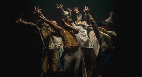 “In the Brain” par Hofesh Shechter, une humanité dansante, fervente, ancestrale et tribale - Critique sortie Danse Paris Théâtre des Abbesses