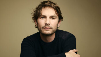 Dans « Notre Humble Avis », Igor Mendjisky fait appel au masque pour mettre en scène une émission de radio - Critique sortie Théâtre Paris 75009 Théâtre de l'Athénée-Louis Jouvet