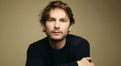 Dans « Notre Humble Avis », Igor Mendjisky fait appel au masque pour mettre en scène une émission de radio - Critique sortie Théâtre Paris 75009 Théâtre de l'Athénée-Louis Jouvet