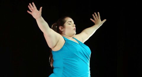 L’incroyable performeuse Claudia A. Marsicano dans « R. OSA » - Critique sortie Danse Paris Le Carreau du Temple