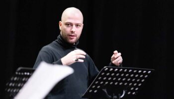 Sacha Vilmar monte « Tous coupables sauf Thermos Grönn », le texte hilarant et foutraque de Romane Nicolas - Critique sortie Théâtre 75012 Paris. Théâtre de la Tempête – Cartoucherie