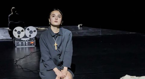Marcial Di Fonzo Bo choisit avec « Au bon pasteur, peines mineures (2) » de parler de la maltraitance d’adolescentes placées dans des établissements de détention pour mineures - Critique sortie Avignon / 2026 Avignon Avignon Off. La Manufacture - L’Extra