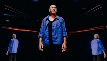Dans « À l’ombre du réverbère » d’Enzo Verdet, Redwane Rajel incarne brillamment et vaillamment son parcours de résilience, de renaissance - Critique sortie Avignon / 2026 Avignon Avignon Off. Théâtre des Carmes-André Benedetto