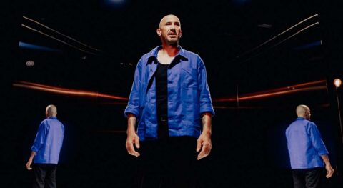Dans « À l’ombre du réverbère » d’Enzo Verdet, Redwane Rajel incarne brillamment et vaillamment son parcours de résilience, de renaissance - Critique sortie Avignon / 2026 Avignon Avignon Off. Théâtre des Carmes-André Benedetto