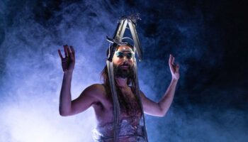 Maxime Potard met en scène « Danser dans mon petit salon sans me poser de question », un solo de poésie documentaire autour de la notion de virilité - Critique sortie Avignon / 2026 Avignon Avignon Off. Théâtre des Halles