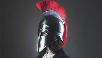 Édouard Dossetto met en scène « La Guerre de Troie n&rsquo;aura pas lieu », texte percutant de Giraudoux où la mythologie grecque tend un miroir implacable à nos crises diplomatiques contemporaines - Critique sortie Avignon / 2026 Avignon Avignon Off. Théâtre des Brunes