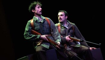 « La Guerre des émeus » de Florent Oulkaid et Antoine Le Frère, révèle avec humour le rapport inquiétant des hommes à la guerre - Critique sortie Avignon / 2026 Avignon Avignon Off. La Factory