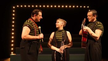 « Le Parfait Manuel », Mariana Lézin et Paul Tilmont proposent une mise en scène audacieuse oscillant du comique au tragique autour d’une satire politique - Critique sortie Avignon / 2026 Avignon Avignon Off. Le 11. Avignon