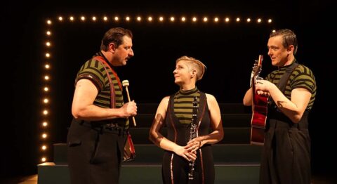 « Le Parfait Manuel », Mariana Lézin et Paul Tilmont proposent une mise en scène audacieuse oscillant du comique au tragique autour d’une satire politique - Critique sortie Avignon / 2026 Avignon Avignon Off. Le 11. Avignon