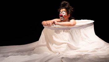 Maly Chhum emploie une figure clownesque dans « Les Beaux Draps » pour traverser avec candeur et étonnement les métamorphoses de la femme - Critique sortie Avignon / 2026 Avignon Avignon Off. La Scierie