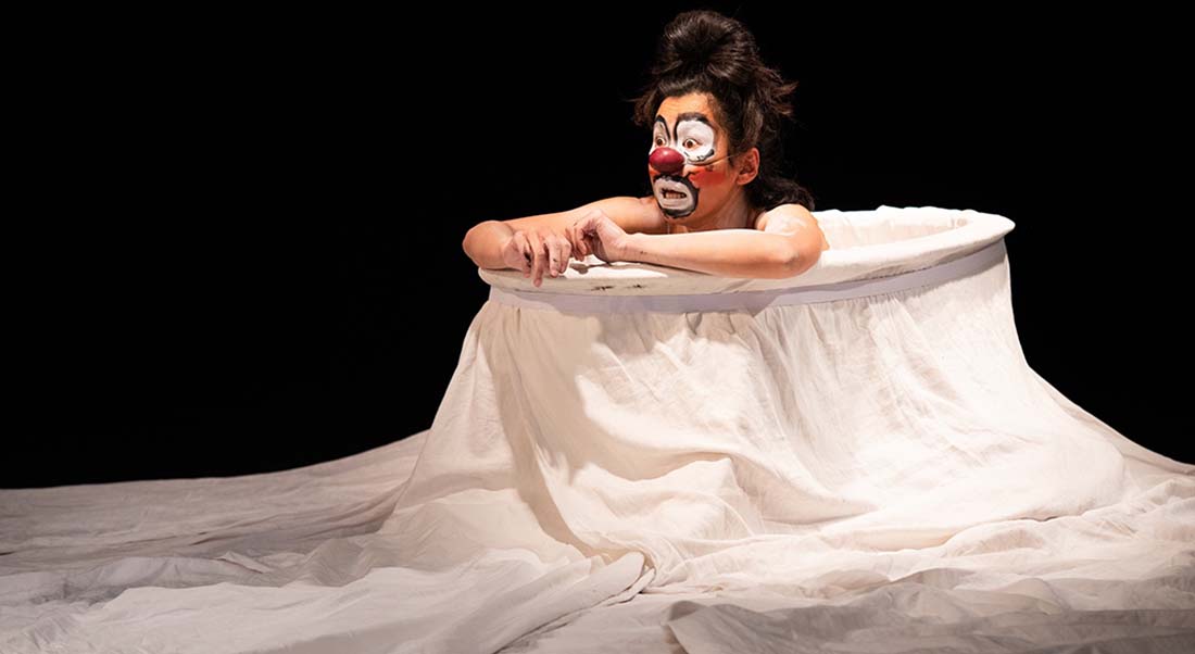 Maly Chhum emploie une figure clownesque dans « Les Beaux Draps » pour traverser avec candeur et étonnement les métamorphoses de la femme - Critique sortie Avignon / 2026 Avignon Avignon Off. La Scierie