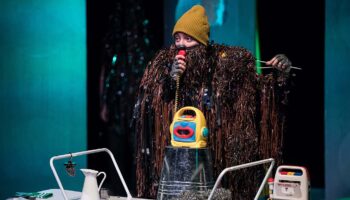 « Magnéééétique Face A et Face B » d’Amélie Poirier, un double spectacle de danse et de théâtre d’objet qui explore la mémoire, le traumatisme, la vulnérabilité…. - Critique sortie Avignon / 2026 Avignon Avignon Off. Théâtre du Train Bleu