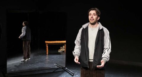 Avec « Maintenant je n’écris plus qu’en français », Viktor Kyrylov, jeune ukrainien, partage son récit intime et touchant - Critique sortie Avignon / 2026 Avignon Avignon Off. Le 11. Avignon