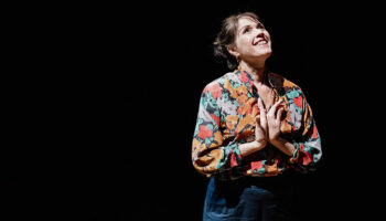 « Maria », les mystères de la cartomancie mis en scène par Gaëlle Hermant - Critique sortie Avignon / 2026 Avignon Avignon Off. Théâtre du Train Bleu