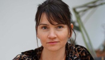 « L’hors-présence ou Chimères du Pays de Morsan » est la prochaine création de Tiphaine Raffier qui interroge notre psychologie quand un proche est au seuil de la mort - Critique sortie Avignon / 2026 Avignon Festival d’Avignon. La Fabrica