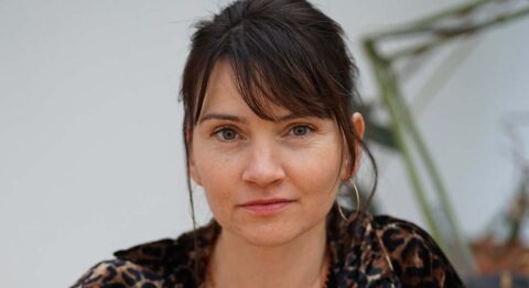 « L’hors-présence ou Chimères du Pays de Morsan » est la prochaine création de Tiphaine Raffier qui interroge notre psychologie quand un proche est au seuil de la mort - Critique sortie Avignon / 2026 Avignon Festival d’Avignon. La Fabrica