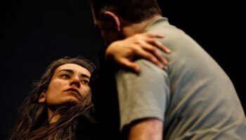 Élise Noiraud met en scène avec délicatesse « Toutes les autres » de Clotilde Cavaroc, qui éclaire la complexité et l’humanité de la relation unissant une jeune femme handicapée et un accompagnant sexuel - Critique sortie Avignon / 2026 Avignon Avignon Off. Théâtre Artéphile
