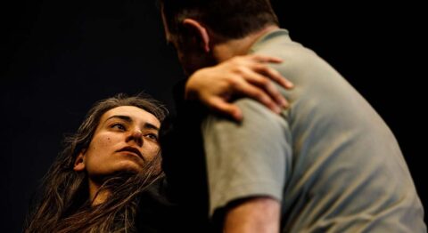 Élise Noiraud met en scène avec délicatesse « Toutes les autres » de Clotilde Cavaroc, qui éclaire la complexité et l’humanité de la relation unissant une jeune femme handicapée et un accompagnant sexuel - Critique sortie Avignon / 2026 Avignon Avignon Off. Théâtre Artéphile