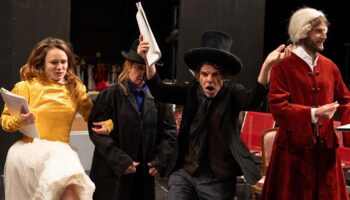 Lazare crée « L’Avenir des reflets », une partition foisonnante hantée par les fantômes de l’époque révolutionnaire - Critique sortie Théâtre Paris La Colline - Théâtre national