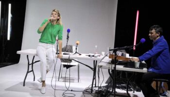 Emmanuel Noblet met en scène « Barbara (par Barbara) » et dresse le portrait d’une Barbara loin des clichés avec justesse, intelligence et émotion - Critique sortie Avignon / 2026 Avignon Avignon Off. Le 11 • Avignon – Espaces Mistral
