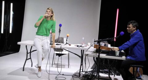 Emmanuel Noblet met en scène « Barbara (par Barbara) » et dresse le portrait d’une Barbara loin des clichés avec justesse, intelligence et émotion - Critique sortie Avignon / 2026 Avignon Avignon Off. Le 11 • Avignon – Espaces Mistral
